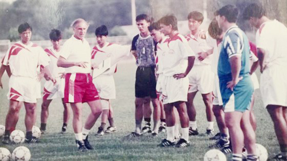 HLV Karl-Heinz Weigang và nghi vấn ĐT Việt Nam bán độ: “Các anh bán trận này bao nhiêu tiền?” - Ảnh 3.